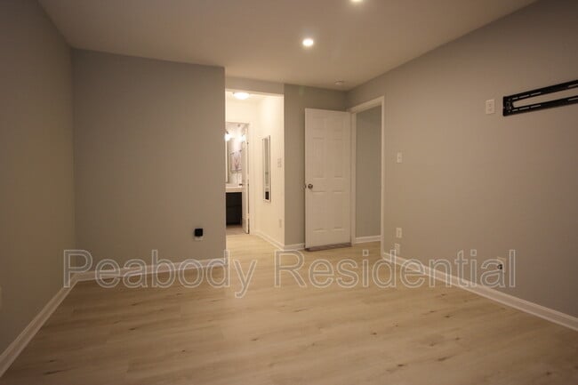 Building Photo - 2233 Lovedale Ln