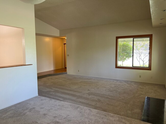 Building Photo - TENTATIVELY RENTED 4 Bedroom 2 Bathroom Si...