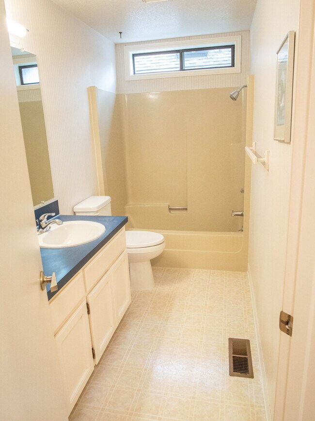 Building Photo - 15729 NE Fremont St