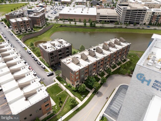 Building Photo - 1001 Lakeview Ct