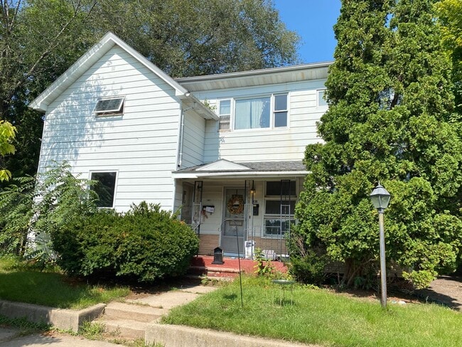 Building Photo - 136 Edwards St