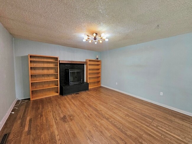 Building Photo - Updated one level ranch home close to UCCS!