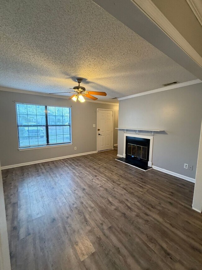 Building Photo - Hidden Lake Townhomes 2 Bedroom 1.5 Bathroom