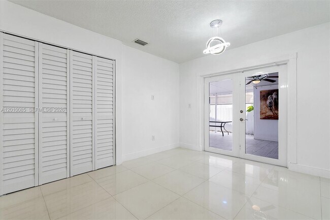 Building Photo - 11465 NW 88th Ct