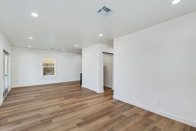 Building Photo - new remolded 3 bredroom 2 bathroom