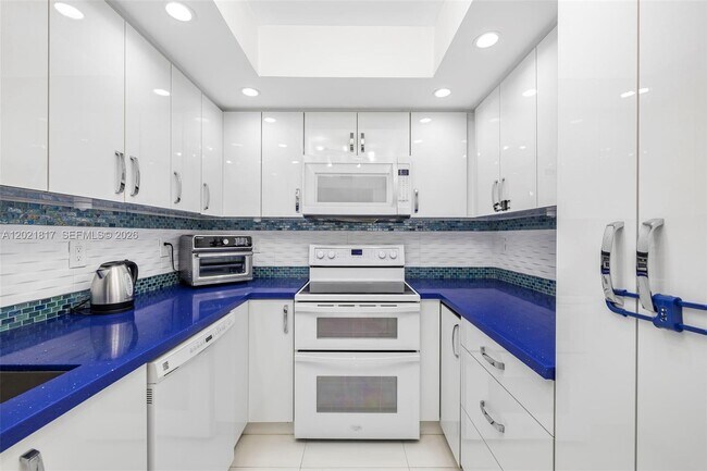 Building Photo - 9511 Collins Ave