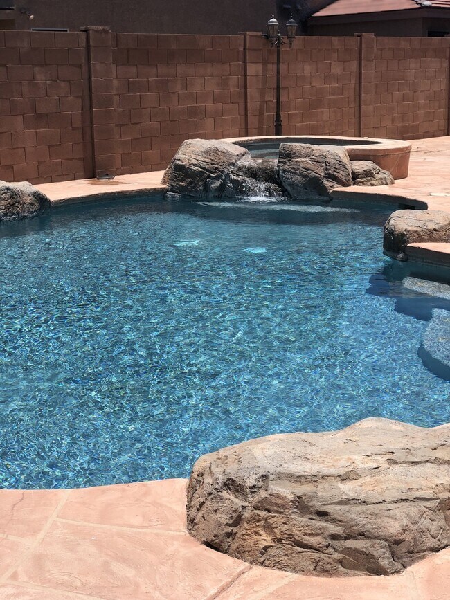 Building Photo - Immaculate 4 BR/ 2.5 Bath  w/ a Pool and Hot Tub in Rita Ranch!