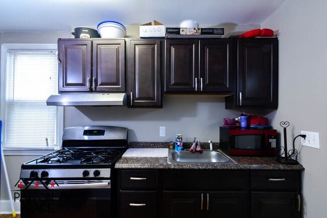 Building Photo - Spacious Single Family home with Huge Back...