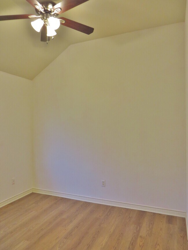 Building Photo - 3 Bedroom 2 Bathroom Parkview Estates Home