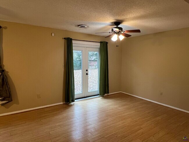 Building Photo - 212 Highland Dr