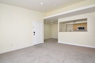Building Photo - Charming 2nd Floor Unit In Gated Community!