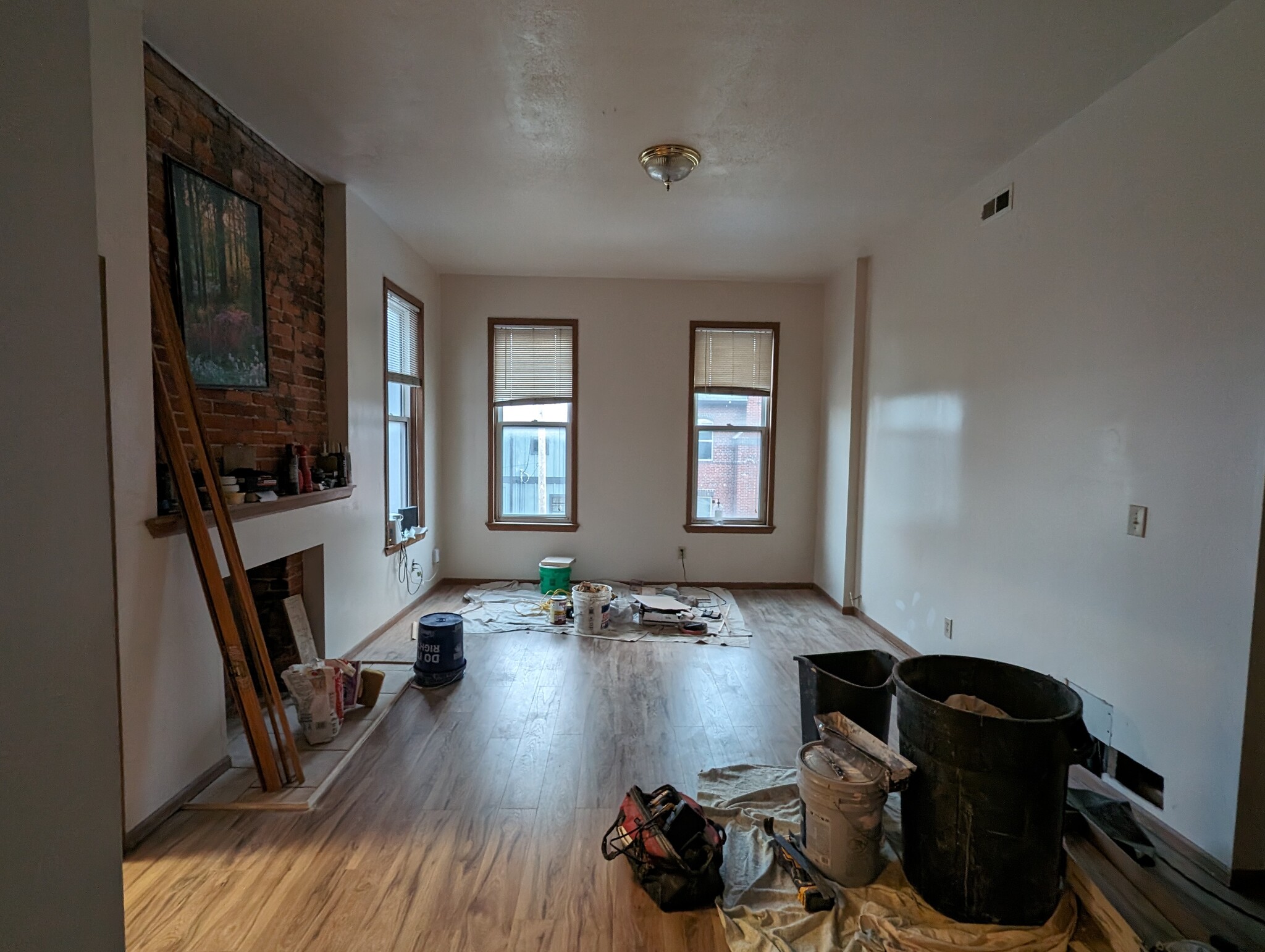 Living room - 798 Oak St