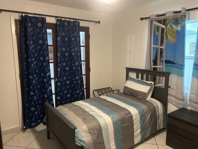 Building Photo - Fully furnished 3/2 available now!