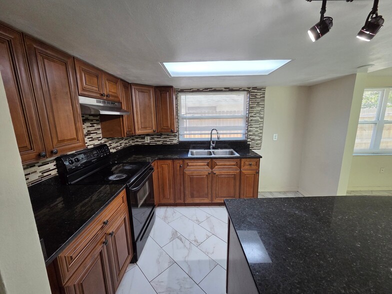 Building Photo - 9105 Hermitage Ln