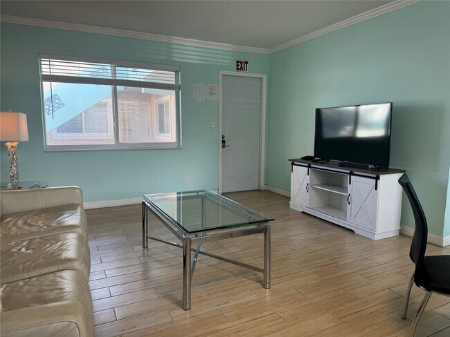 Building Photo - 323 Monroe St