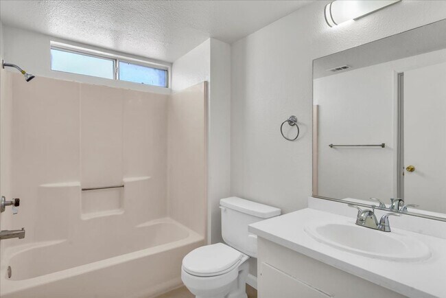 Building Photo - Spacious 2-Bedroom Townhome in Hesperia, CA!