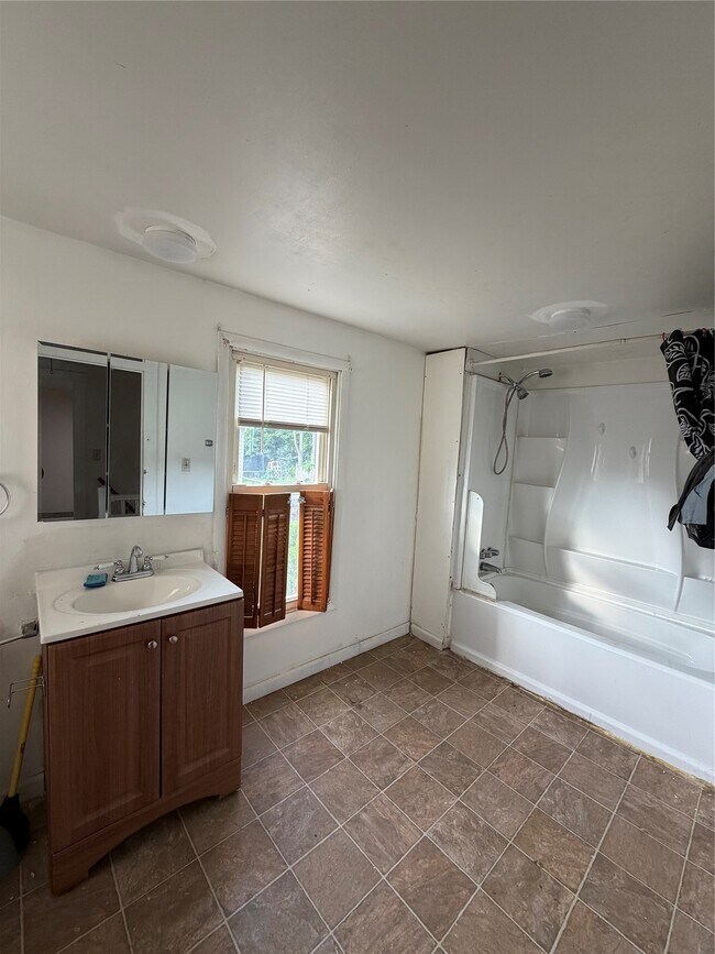 Building Photo - 65 Tompkins St