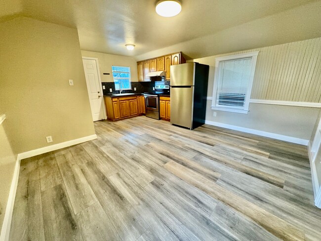 Primary Photo - Cozy Oakland 2Bed/1Ba Home in a Private St...