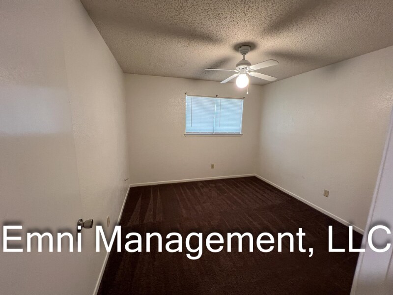 Building Photo - 204 Oak Trail Dr