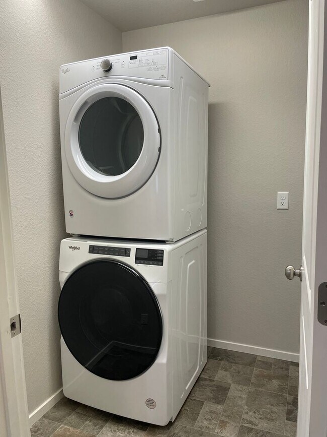 Building Photo - Luxury Rowhouse w/ 2-Car Garage in NE Ft. Collins