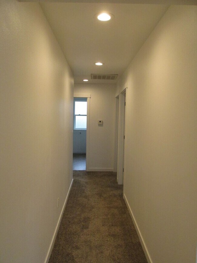 Building Photo - 3 Bedroom House in Burlington