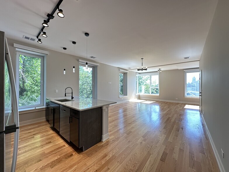 Building Photo - 2100 W 18th Pl