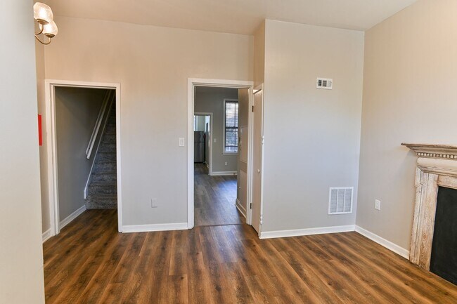 Building Photo - Large 3 Bedroom Single Family Home on Fors...
