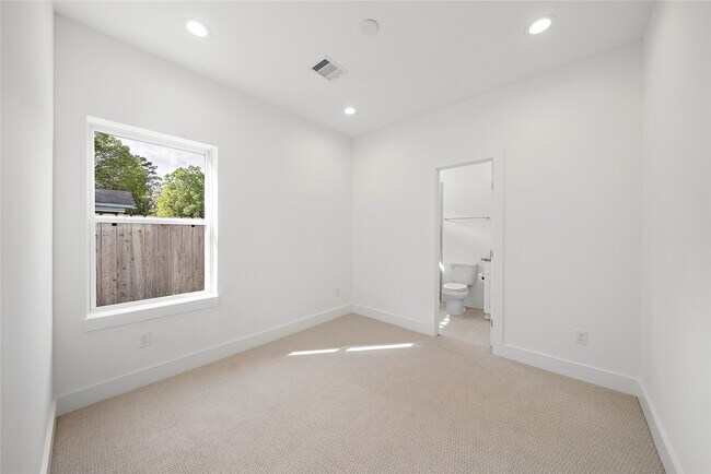Building Photo - 420 Janisch Rd