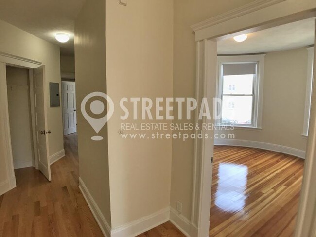 Building Photo - 3 bedroom in Boston MA 02135