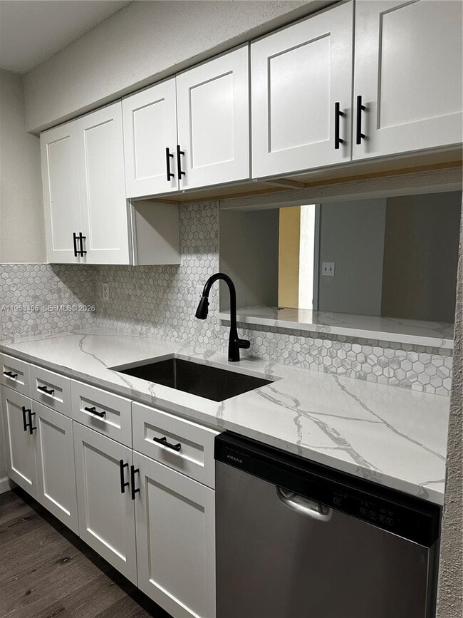 Building Photo - 833 Riverside Dr