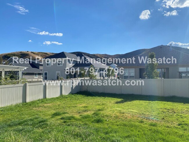 Building Photo - Rent This Beautiful 3 Bedroom 2.5 Bathroom...