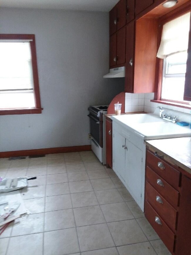Building Photo - 2 bedroom home
