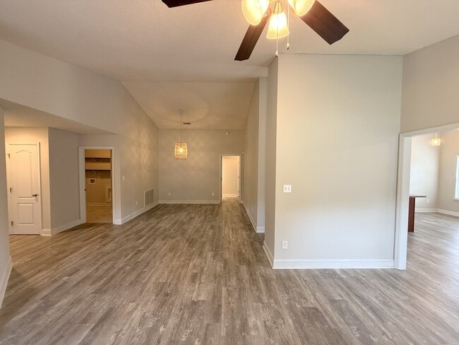 Building Photo - 211 High Green Dr