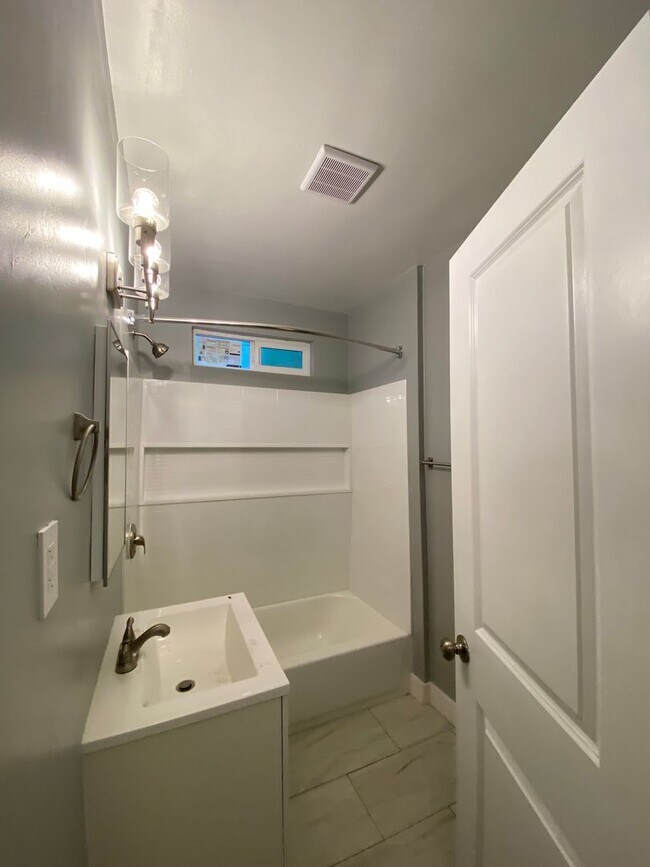 Building Photo - Follow the yellow brick to this Remodeled 2 BD 1 BA House in NE Bakersfield