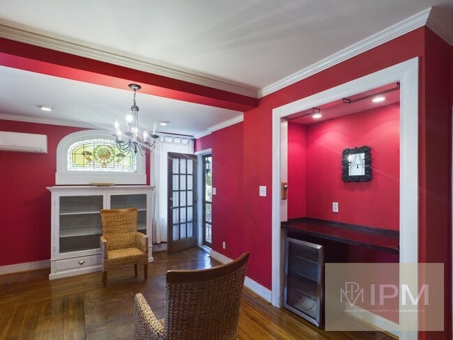 Building Photo - Spacious 5 Bedroom, 2.5 Bath Near The Avenues!