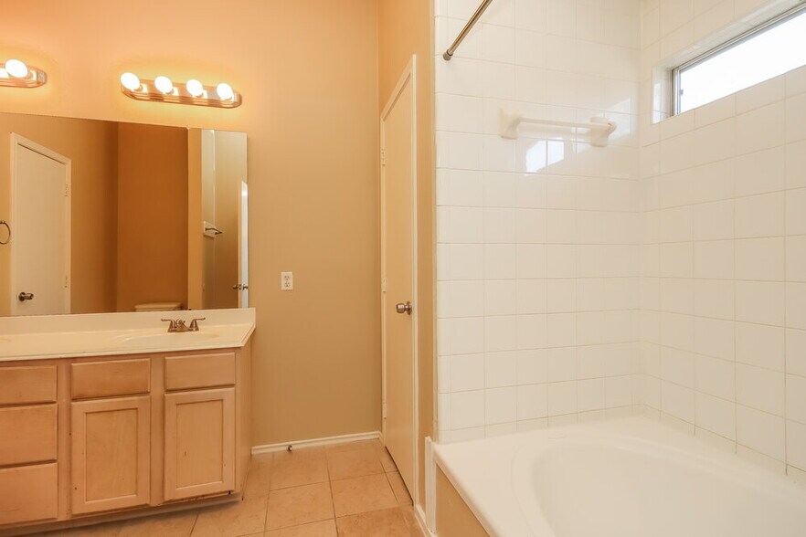 Building Photo - 2610 Heather Knoll Dr