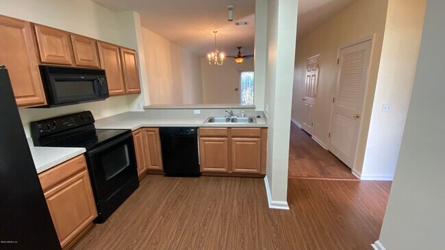 Building Photo - 565 Scrub Jay Dr