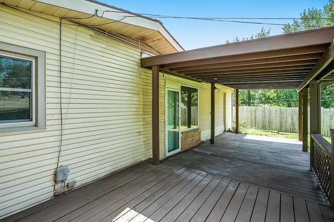 Building Photo - 545 Riverview Ave