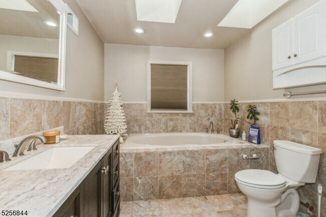 Building Photo - 48 Bellows Ln