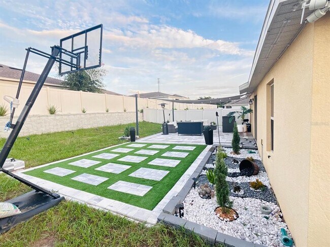 Building Photo - 279 Bergamot Lp
