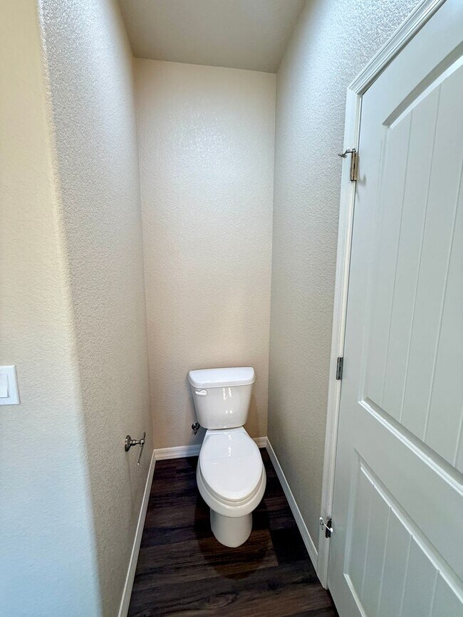 Building Photo - Move in Special~ $300 off Full Month's Ren...