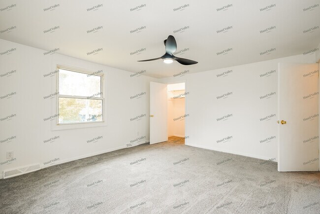 Building Photo - 1288 Oakfield Dr N