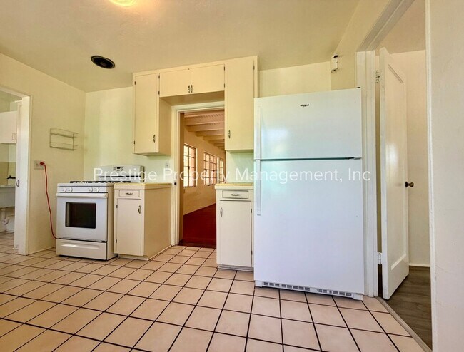 Building Photo - Spacious With Vintage Charm- 2/1 Centrally Located and Waiting For You!