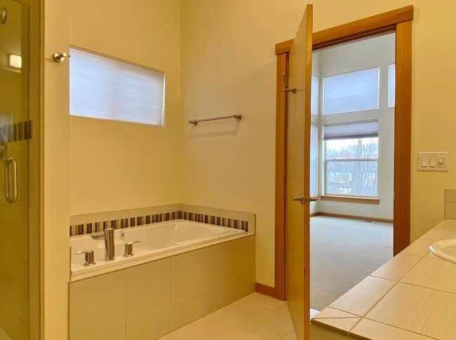 Building Photo - Eagle Crest Condo at Lone Pine