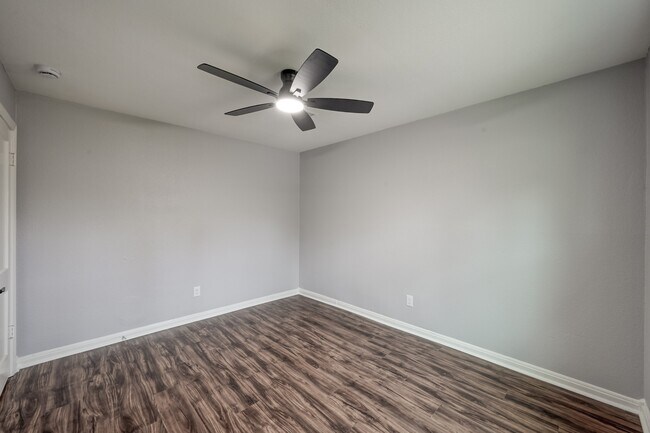 Building Photo - 513 Barkley St