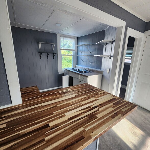 Building Photo - 170 W 2nd St