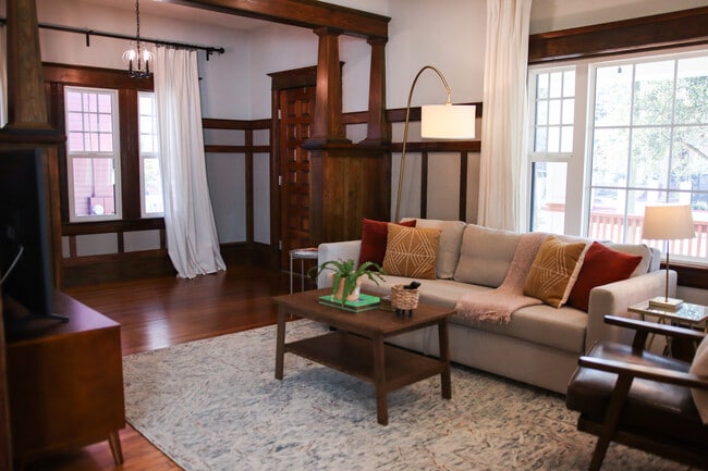 Building Photo - 419 E 3rd St