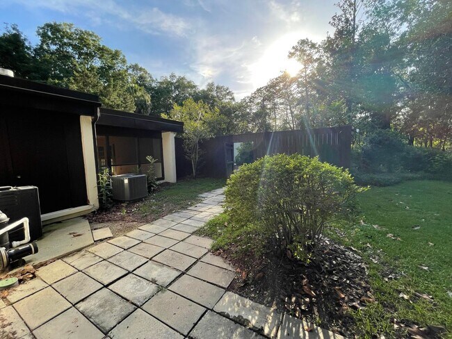 Building Photo - Mid-Century Modern Oasis on 5+ Acres – Pri...