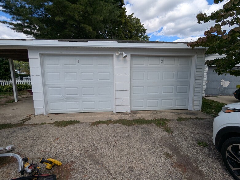 shared garage - 18 Madison St