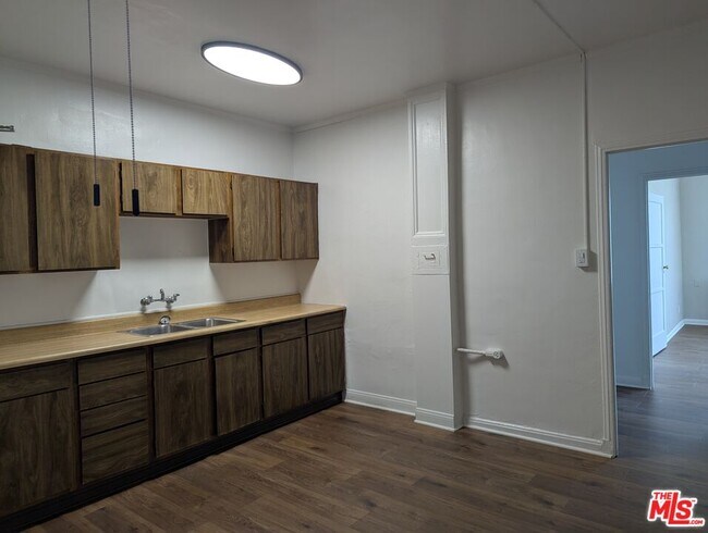 Building Photo - 634 S Gramercy Pl